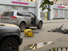 У саратовского Дворца бракосочетаний подбили курьера с Яндекс.Едой