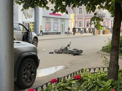 У саратовского Дворца бракосочетаний подбили курьера с Яндекс.Едой