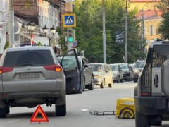 У саратовского Дворца бракосочетаний подбили курьера с Яндекс.Едой