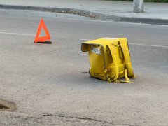 У саратовского Дворца бракосочетаний подбили курьера с Яндекс.Едой