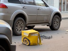 У саратовского Дворца бракосочетаний подбили курьера с Яндекс.Едой