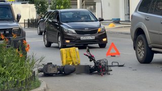 У саратовского Дворца бракосочетаний подбили курьера с Яндекс.Едой
