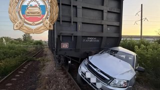В Саратовской области поезд протаранил легковушку