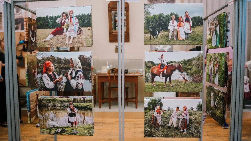 В Саратове открылась фотовыставка Костаса Асимиса Национальные костюмы России