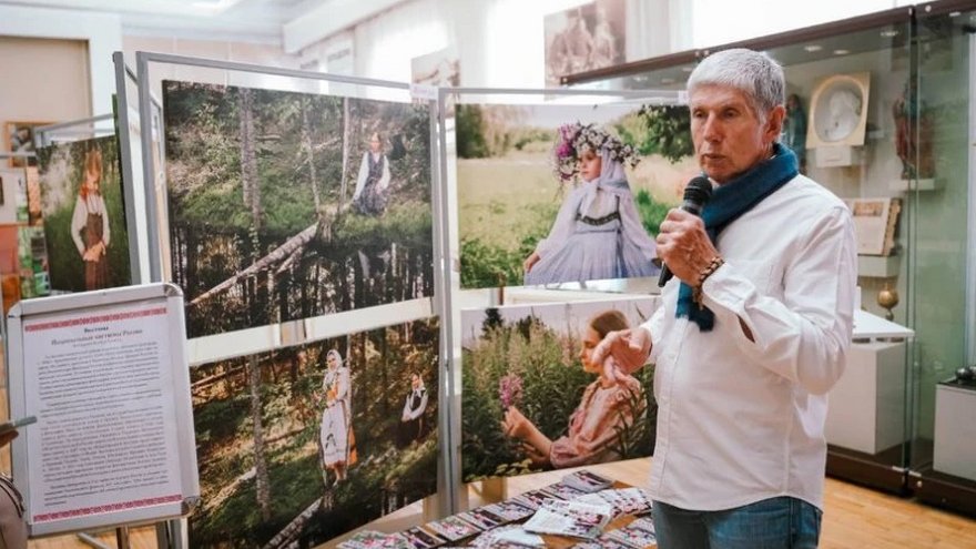 В Саратове открылась фотовыставка Костаса Асимиса Национальные костюмы России