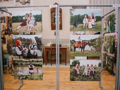 В Саратове открылась фотовыставка Костаса Асимиса Национальные костюмы России