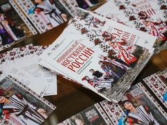 В Саратове открылась фотовыставка Костаса Асимиса Национальные костюмы России
