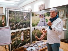 В Саратове открылась фотовыставка Костаса Асимиса Национальные костюмы России