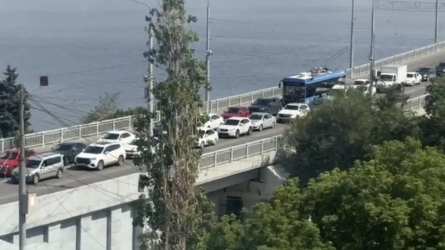 ДТП парализовало движение на мосту Саратов-Энгельс