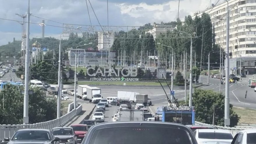ДТП парализовало движение на мосту Саратов-Энгельс