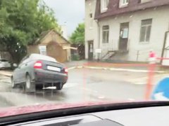 Легковушка угодила в дорожную ловушку в Саратове