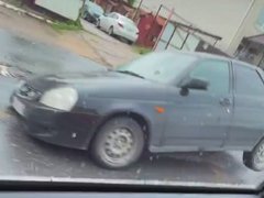 Легковушка угодила в дорожную ловушку в Саратове