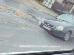 Легковушка угодила в дорожную ловушку в Саратове