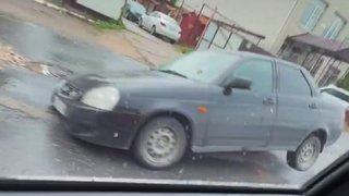 Легковушка угодила в дорожную ловушку в Саратове