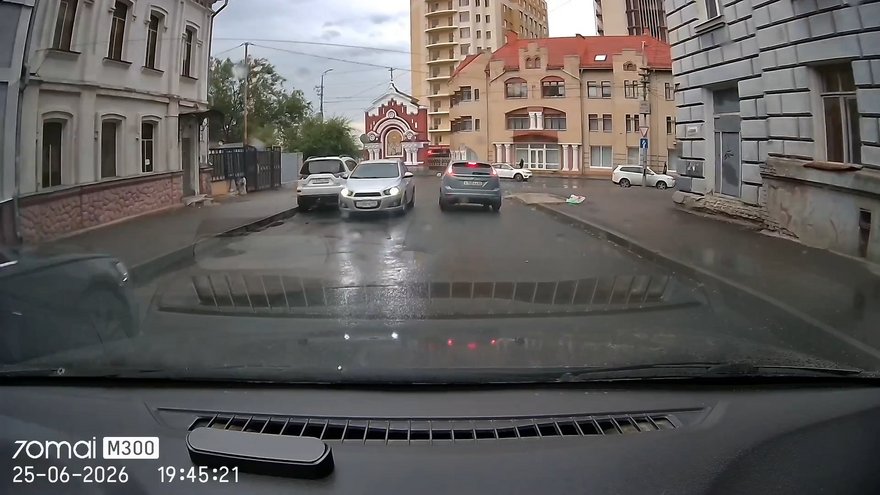 В центре Саратова автохам проехал под кирпич на встречную полосу