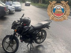Молодой водитель свалился с мопеда и влетел в Ладу