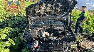 Женщина и ребенок разбились в перевернувшемся Jaguar