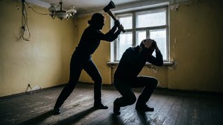 В Саратовской области воровка изрубила сожителю руки