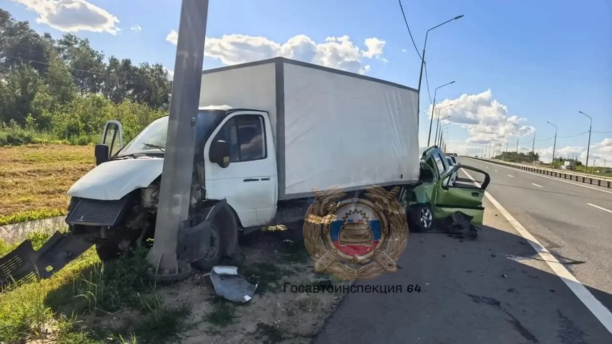 В Саратове легковушка вбила в столб грузовик: есть пострадавшие