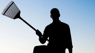 Саратовец с граблями пригрозил бывшей убийством