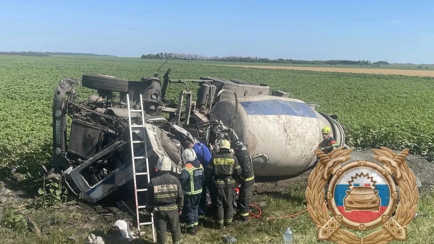 Грузовик-бетономешалка разбился в Саратовской области