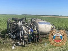 Грузовик-бетономешалка разбился в Саратовской области