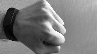 Саратовец подкатил к девушке уголовника и получил по голове
