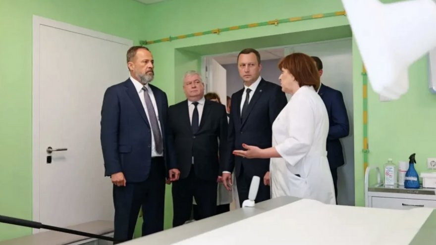 Полпред Комаров оценил новую поликлинику в Энгельсе