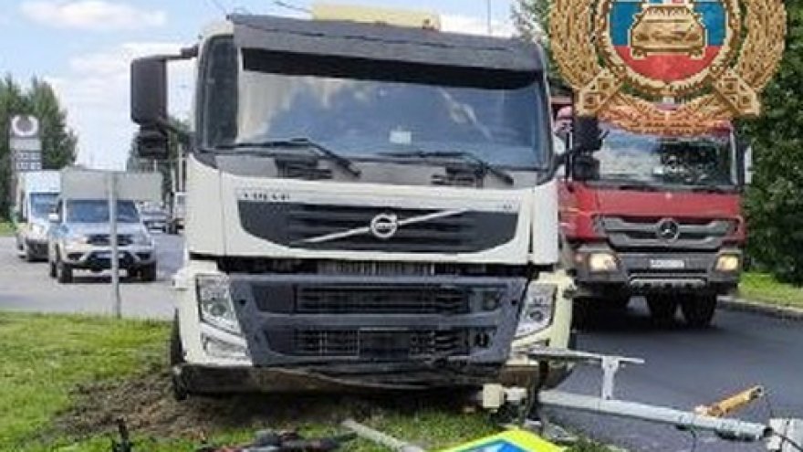 В Балакове сбитый грузовиком дорожный знак рухнул на девушку