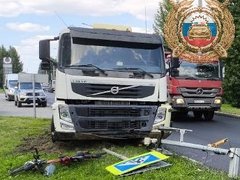 В Балакове сбитый грузовиком дорожный знак рухнул на девушку