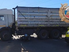 В Балакове сбитый грузовиком дорожный знак рухнул на девушку
