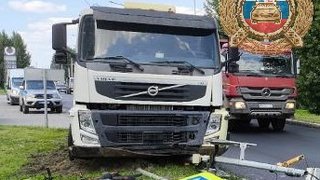 В Балакове сбитый грузовиком дорожный знак рухнул на девушку