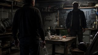 В гараже мужчине разбили голову бутылкой