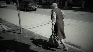 Мошенники заставили пенсионерку приехать в Саратов и отдать последние сбережения