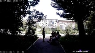 В Энгельсе женщина скинула пакет с водой на матерившихся у подъезда подростков
