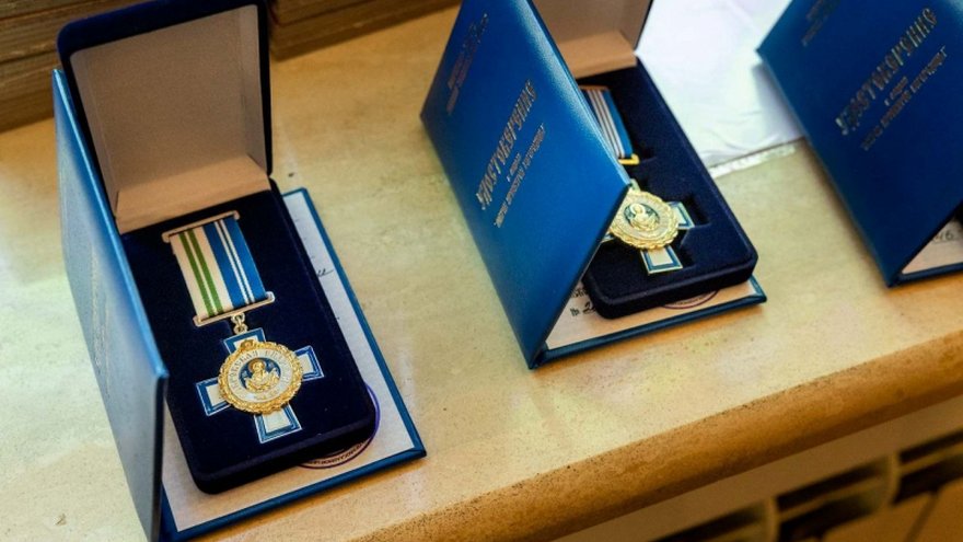 Священник Феодор подарил иконы сотрудникам энгельсской ГИБДД