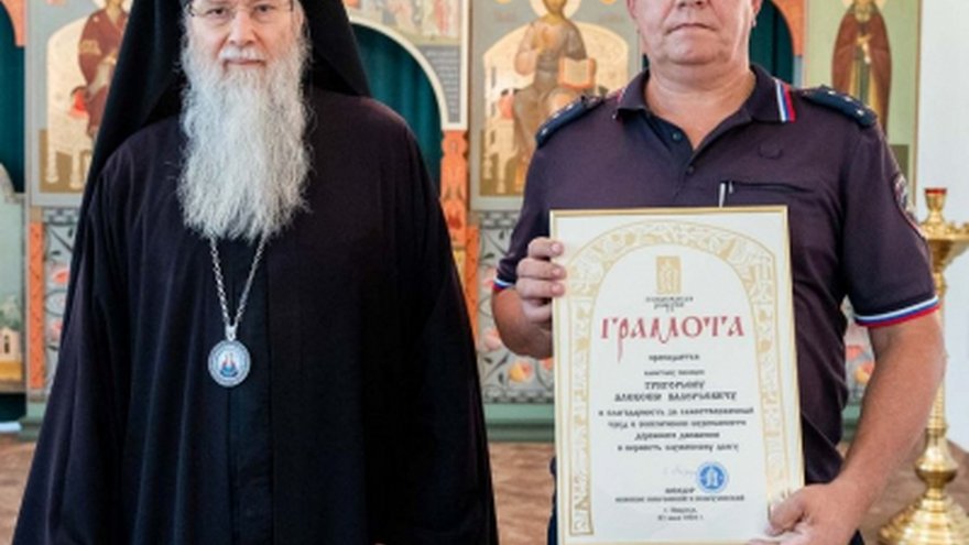 Священник Феодор подарил иконы сотрудникам энгельсской ГИБДД