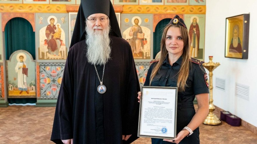 Священник Феодор подарил иконы сотрудникам энгельсской ГИБДД