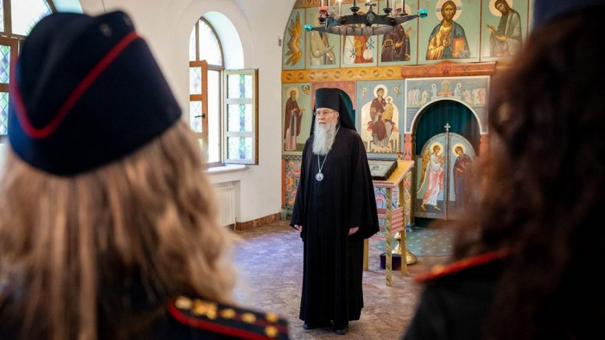 Священник Феодор подарил иконы сотрудникам энгельсской ГИБДД