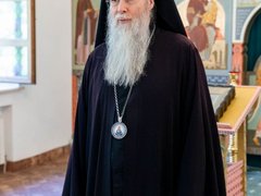Священник Феодор подарил иконы сотрудникам энгельсской ГИБДД