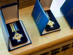 Священник Феодор подарил иконы сотрудникам энгельсской ГИБДД