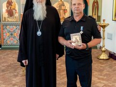 Священник Феодор подарил иконы сотрудникам энгельсской ГИБДД