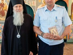 Священник Феодор подарил иконы сотрудникам энгельсской ГИБДД
