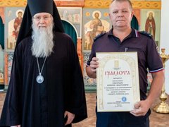 Священник Феодор подарил иконы сотрудникам энгельсской ГИБДД