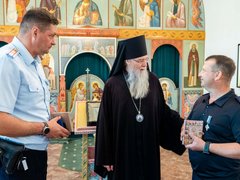Священник Феодор подарил иконы сотрудникам энгельсской ГИБДД