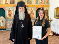 Священник Феодор подарил иконы сотрудникам энгельсской ГИБДД