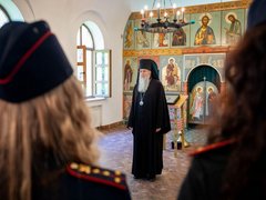 Священник Феодор подарил иконы сотрудникам энгельсской ГИБДД