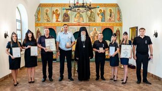 Священник Феодор подарил иконы сотрудникам энгельсской ГИБДД