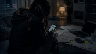 Молодая жительница Саратова поверила соседке и отдала аферистам 200 тысяч рублей