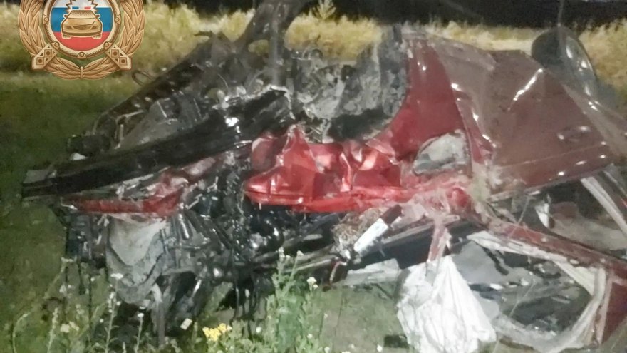 В Саратове Land Rover слетел с дороги и превратился в груду металла: пострадали три человека